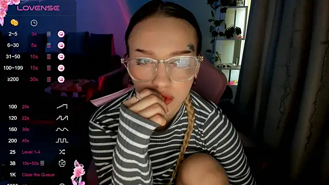 Snapshot of Ledy_WWWII chatting on February 11, 2025, 9:31 am Ledy WWWII online show from February 11, 2025, 9:31 am