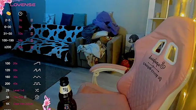 Snapshot of Ledy_WWWII chatting on February 19, 2025, 6:32 pm Ledy WWWII online show from February 19, 2025, 6:32 pm