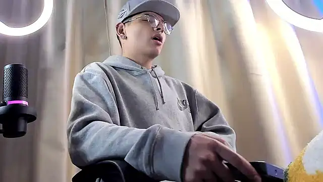 a lejandro 0 8 online show from February 5, 2025, 4:06 am