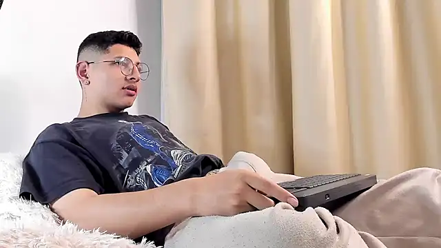 a lejandro 0 8 online show from February 8, 2025, 6:33 am