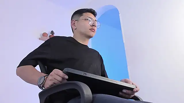 a lejandro 0 8 online show from February 27, 2025, 5:13 am