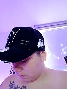 aron lettone01 online show from September 19, 2025, 8:20 pm