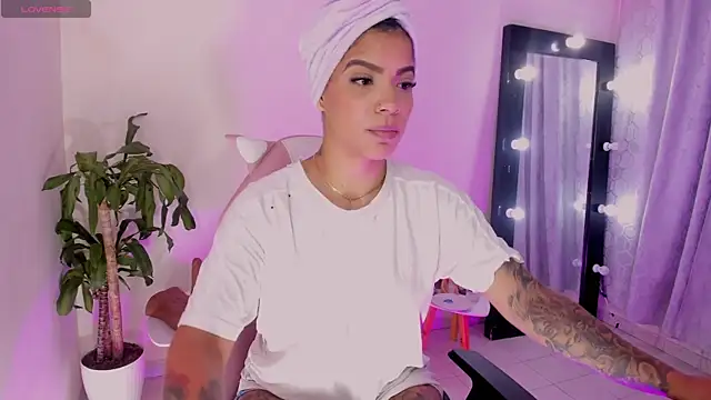 EmmaRusellx online show from April 16, 2026, 9:39 pm