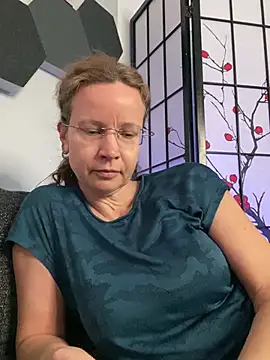 AnnikaRose online show from April 8, 2026, 7:41 am