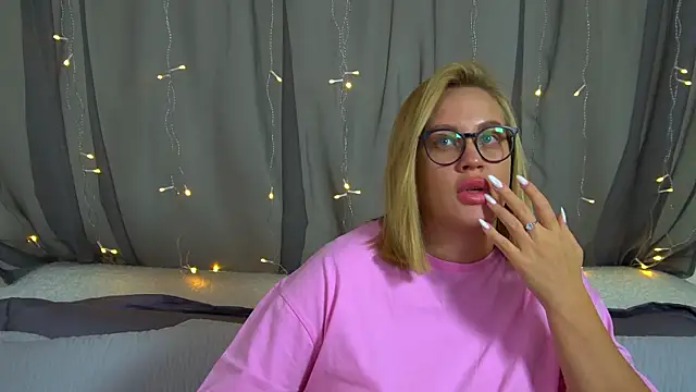 MariaNeumann online show from November 22, 2025, 6:29 pm