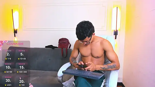 Snapshot of Paradise_boy_s chatting on May 18, 2026, 2:56 pm Paradise boy s online show from May 18, 2026, 2:56 pm