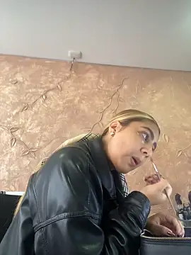 Miabonnett  online show from November 21, 2025, 12:15 pm