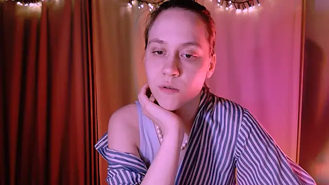 Snapshot of Malinax chatting on December 6, 2024, 10:30 pm Malinax online show from December 6, 2024, 10:30 pm