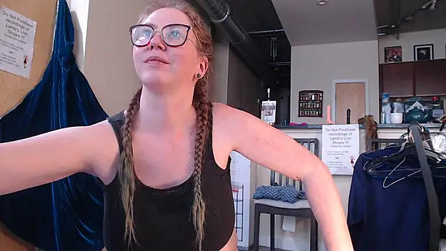 Snapshot of littlelustlamb chatting on October 8, 2025, 5:32 pm littlelustlamb online show from October 8, 2025, 5:32 pm