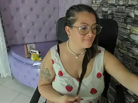 Snapshot of SaraThomso chatting on December 14, 2024, 6:13 am SaraThomso online show from December 14, 2024, 6:13 am