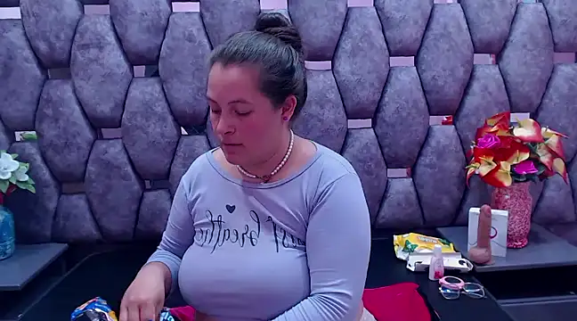 Snapshot of SaraThomso chatting on December 15, 2024, 6:07 am SaraThomso online show from December 15, 2024, 6:07 am