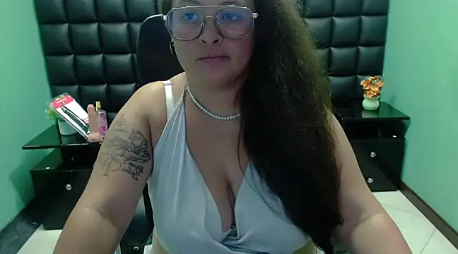 Snapshot of SaraThomso chatting on March 23, 2025, 6:16 am SaraThomso online show from March 23, 2025, 6:16 am