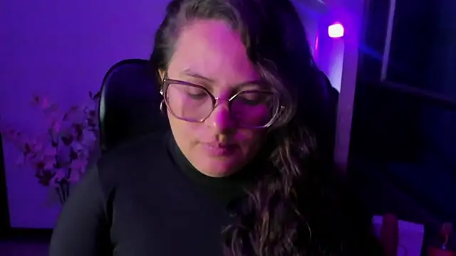 Snapshot of SaraThomso chatting on September 9, 2025, 3:28 am SaraThomso online show from September 9, 2025, 3:28 am