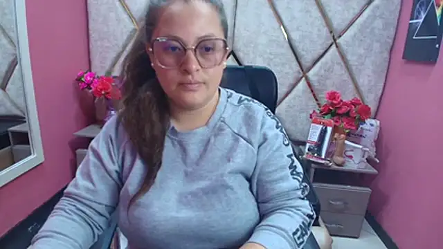 SaraThomso online show from December 4, 2025, 1:20 pm