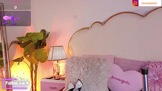 Snapshot of SenniaBella chatting on April 2, 2026, 2:04 pm SenniaBella online show from April 2, 2026, 2:04 pm