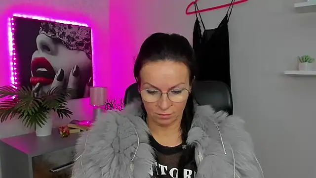 HelenLuxx online show from February 3, 2025, 12:57 pm