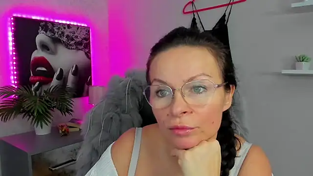 HelenLuxx online show from February 4, 2025, 10:21 am