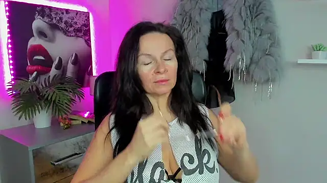 HelenLuxx online show from February 13, 2025, 6:30 am