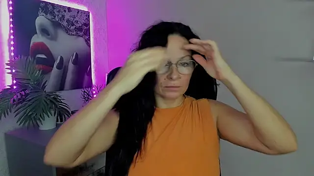 HelenLuxx online show from September 25, 2025, 5:33 am