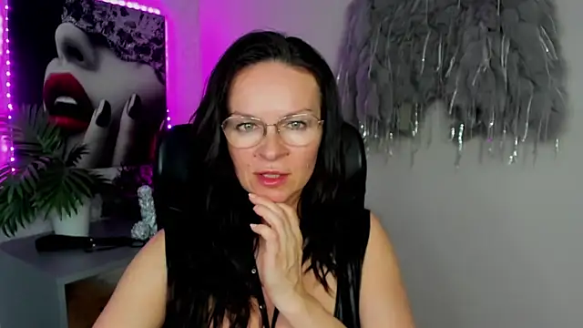 HelenLuxx online show from March 12, 2026, 4:57 pm