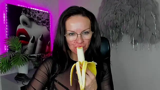 HelenLuxx online show from March 25, 2026, 3:40 pm