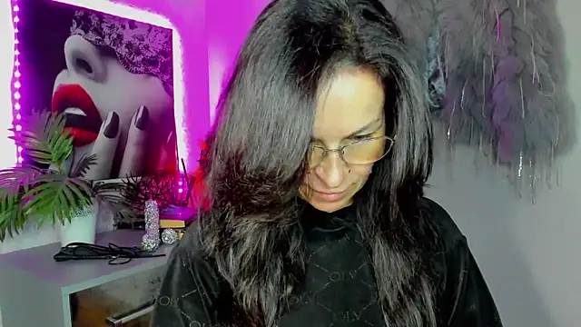 HelenLuxx online show from April 18, 2026, 5:33 am