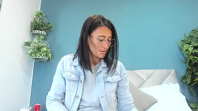 Snapshot of SharisWillian chatting on July 9, 2026, 3:54 am SharisWillian online show from July 9, 2026, 3:54 am