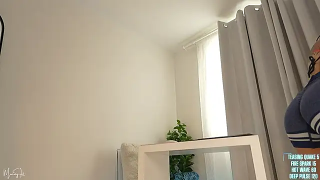 mimmyfit1 online show from November 11, 2025, 4:51 pm