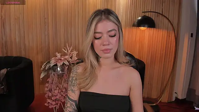 ViolettHansson online show from November 10, 2025, 7:02 pm