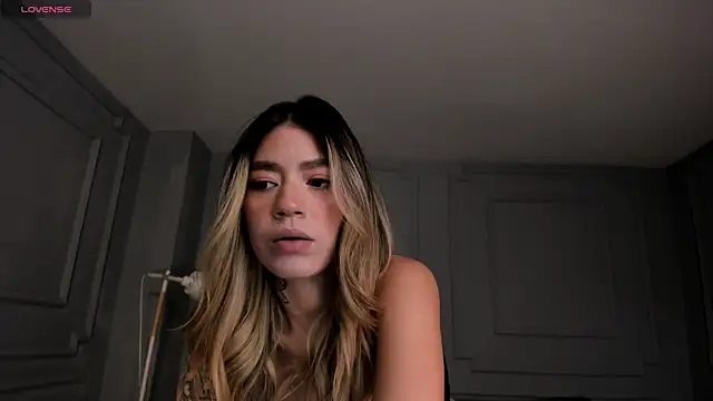 ViolettHansson online show from April 16, 2026, 9:32 am