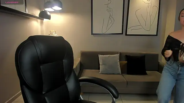 AliceHarper  online show from May 31, 2026, 3:52 pm