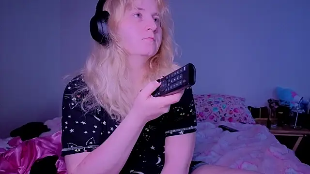 Snapshot of Glitch_Witch chatting on June 19, 2026, 10:30 am Glitch Witch online show from June 19, 2026, 10:30 am