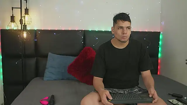 Snapshot of Cleoanubis- chatting on December 13, 2024, 5:05 am Cleoanubis- online show from December 13, 2024, 5:05 am