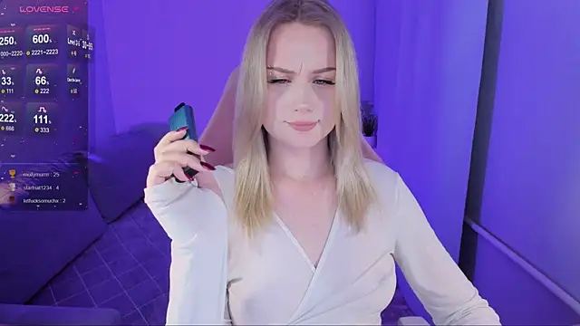 Snapshot of Honey_blonde chatting on September 9, 2025, 10:42 pm Honey blonde online show from September 9, 2025, 10:42 pm