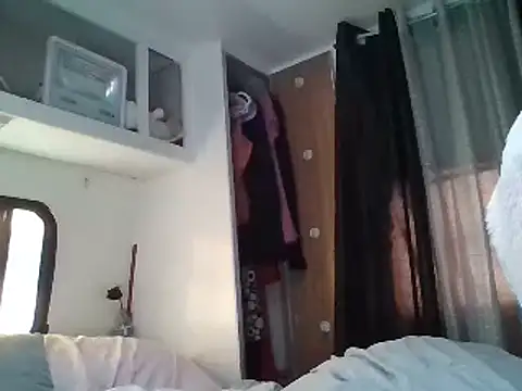 allissonw13 online show from February 21, 2025, 4:37 pm