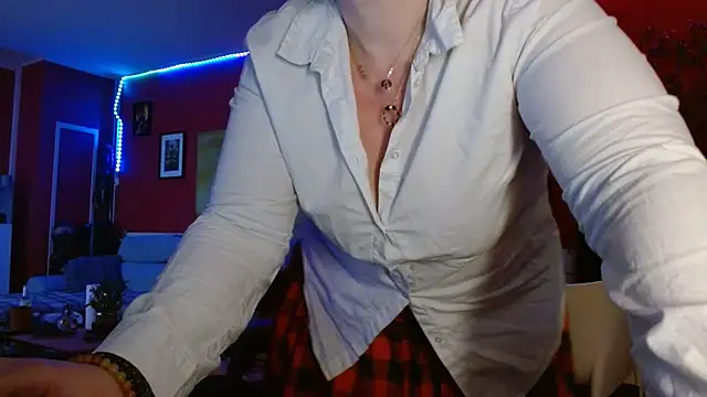 cruellaculdenfer67 online show from April 7, 2026, 11:48 pm