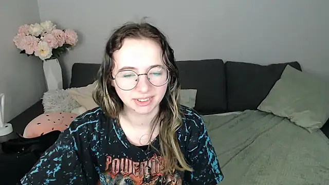 Mini Diva online show from October 26, 2025, 9:04 am