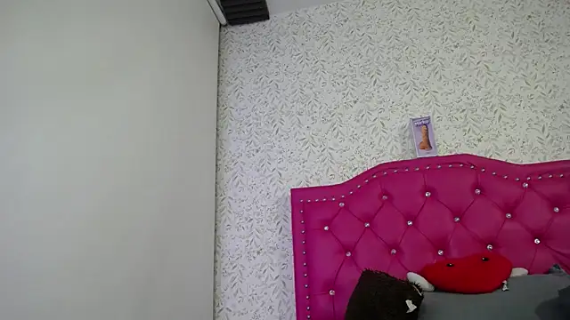 luly pink online show from October 23, 2025, 4:12 am