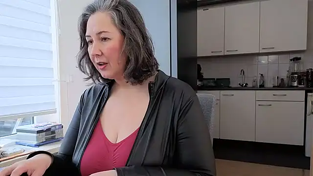 MilfGina online show from March 12, 2026, 12:11 pm