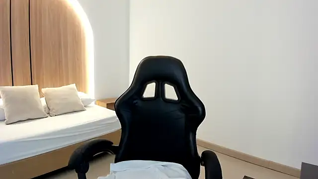 zoe danae  online show from April 1, 2026, 12:17 pm