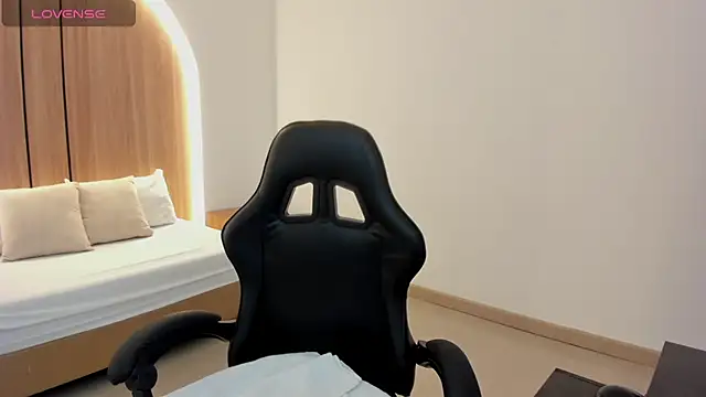 zoe danae  online show from April 16, 2026, 1:12 pm