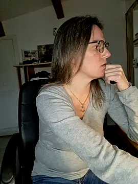 SpiceLea online show from December 22, 2024, 3:22 pm