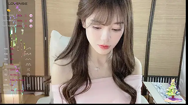 Snapshot of Yuuuuuly chatting on December 18, 2024, 1:34 pm Yuuuuuly online show from December 18, 2024, 1:34 pm