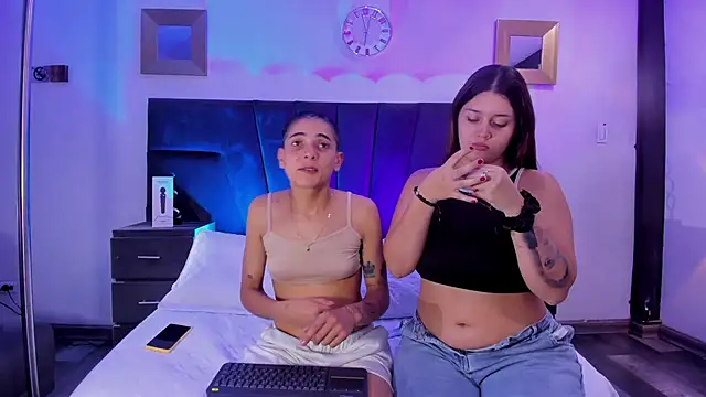 Snapshot of AndreaAndKarina chatting on December 19, 2024, 5:18 am AndreaAndKarina online show from December 19, 2024, 5:18 am