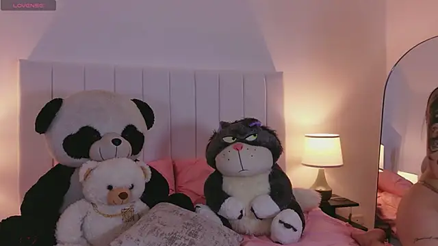 HannaClarrk  online show from April 18, 2026, 5:06 pm