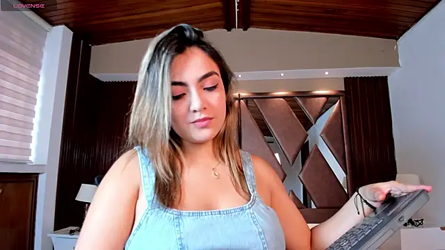 Snapshot of IsabellaaJoness chatting on April 14, 2026, 11:27 am IsabellaaJoness online show from April 14, 2026, 11:27 am