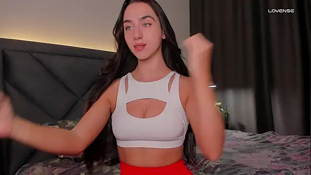 R a v e n online show from April 15, 2026, 7:58 pm