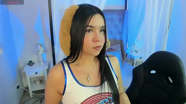 Hanna  Becker  online show from December 15, 2025, 3:33 am