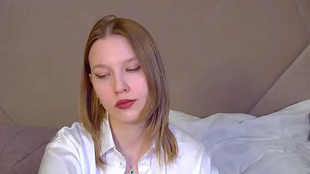 LiliLinn online show from April 11, 2026, 7:45 am