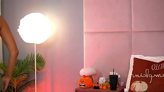 AlmaLuv online show from November 21, 2025, 4:55 am